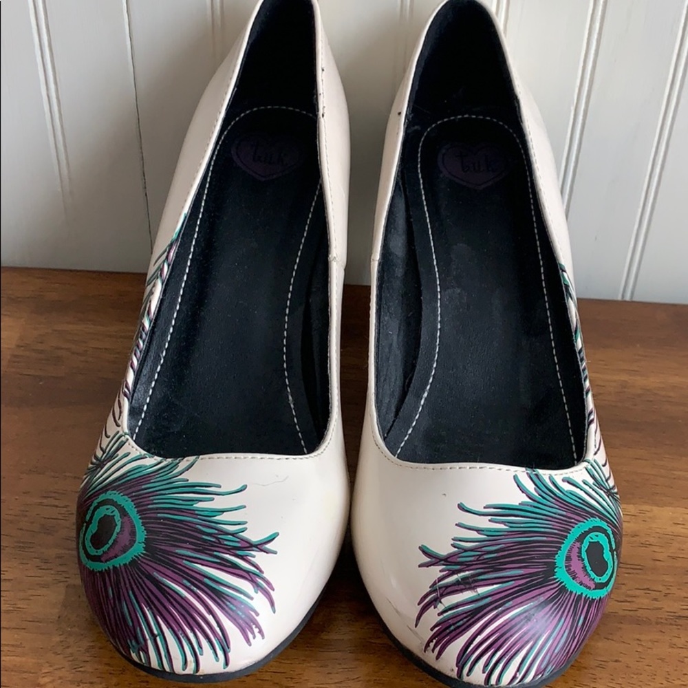 ModCloth Tuk Proudly Posh feather pumps heels sz 9